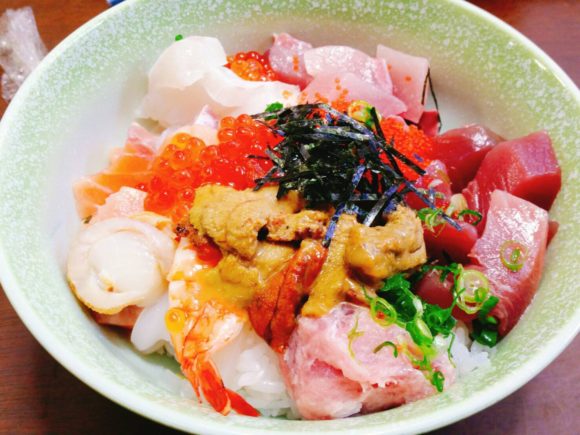 写真：しまなみ海道　大三島の「お食事処　大漁」の海鮮丼「全部のせ丼」