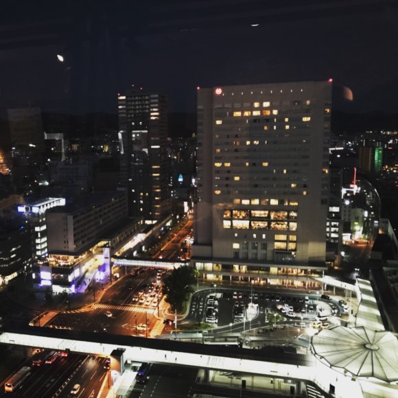 写真：ホテルグランヴィア広島のビアガーデン　屋上からの夜景